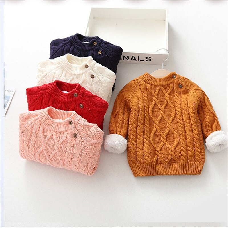 Knitted and fleecy sweater 