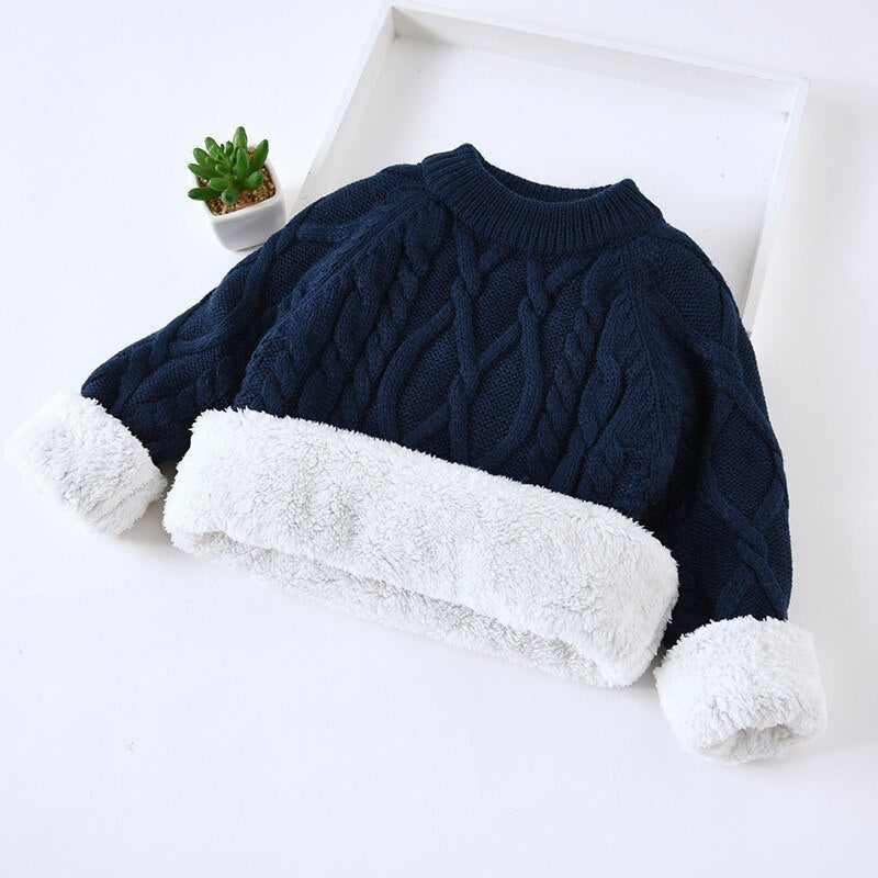 Knitted and fleecy sweater 